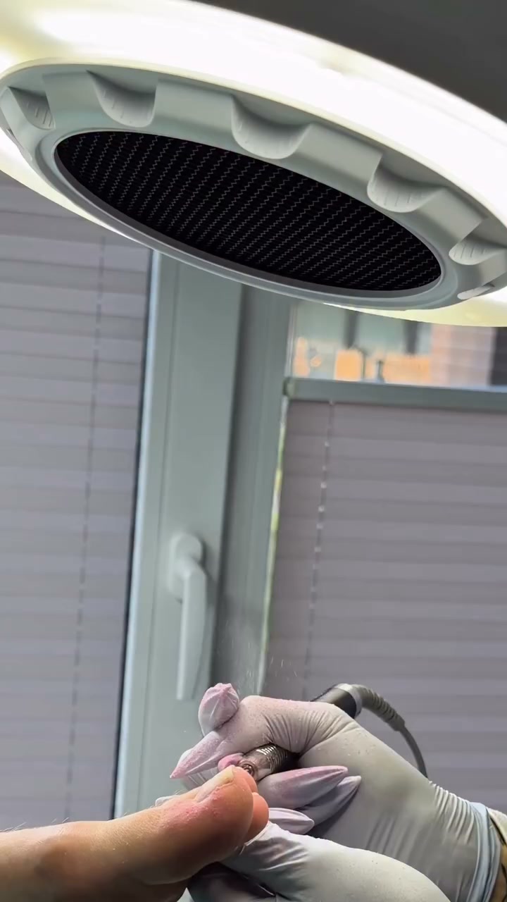 Pochłaniacz z lampą do pedicure (i nie tylko!)