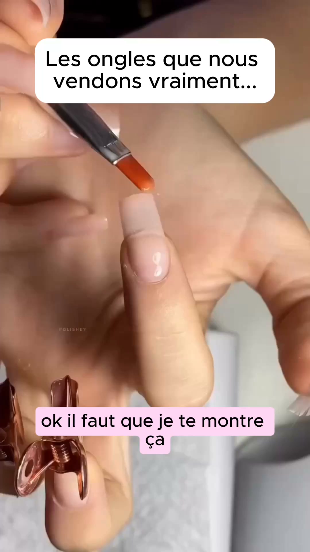Passe au stylo vernis à ongles.