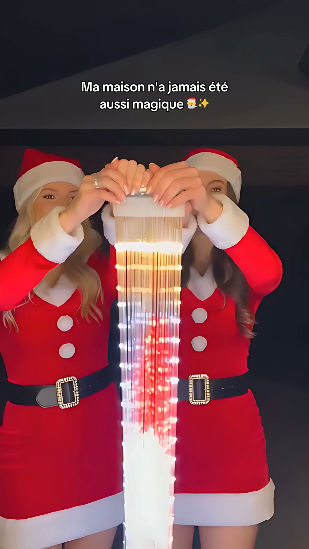 Le Père Noël et un petit train rouge qui traversent votre balcon ce Noël.