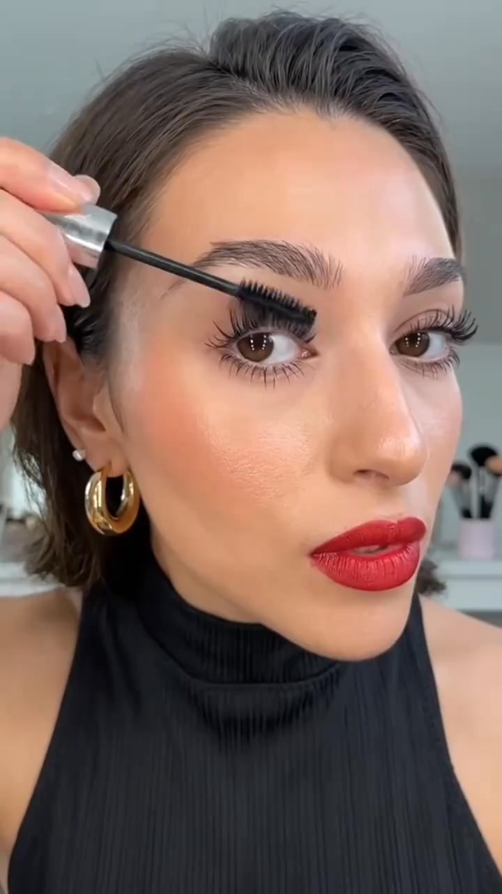 Decoratedo 24H Volumizing Mascara: Thick, Defined Lashes - Smudge-Proof & Waterproof