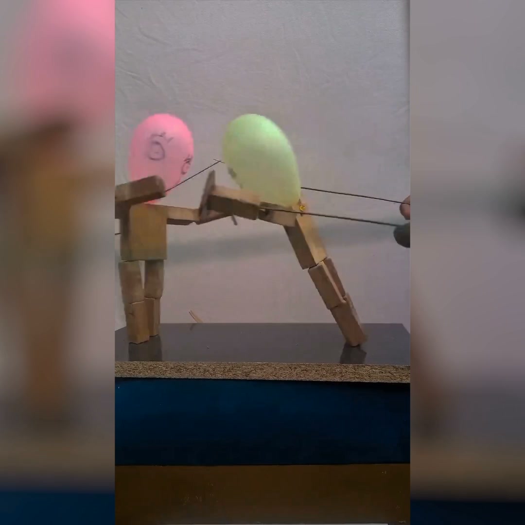 Twee spelers. Eén ballon te veel.