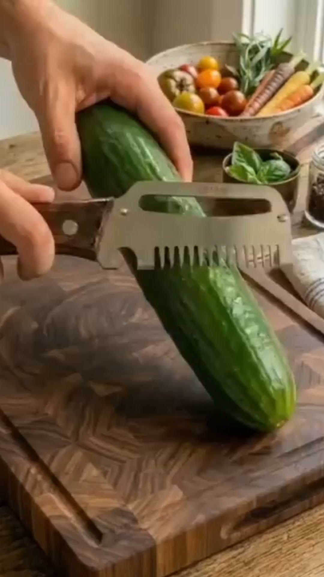 3-in-1 vegetable slicer and peeler – a kitchen essential!