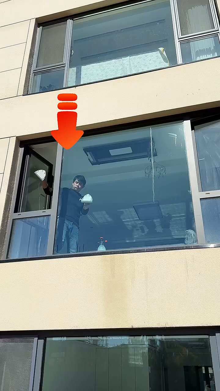 BASTA PULIRE I VETRI UN LATO ALLA VOLTA!