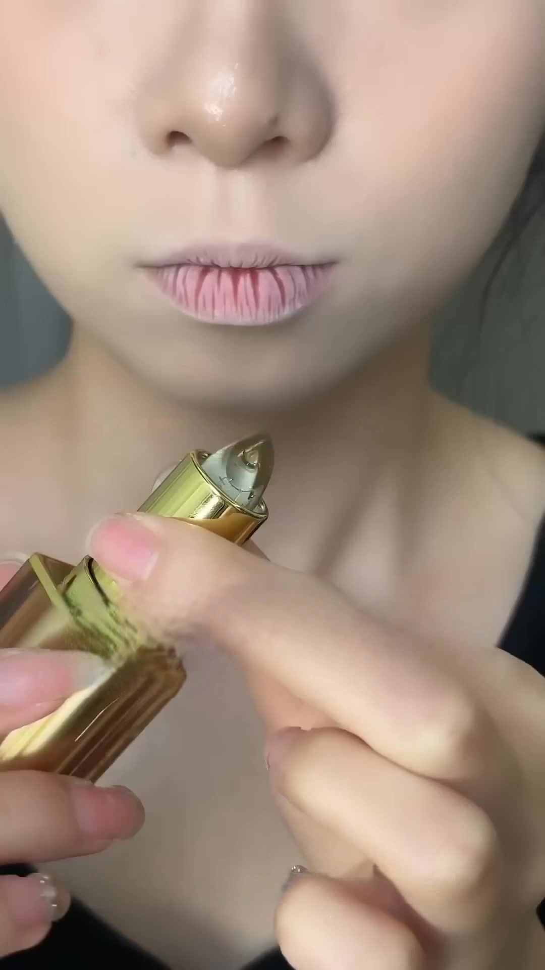 Farbe, die bleibt. Lippen, die atmen.