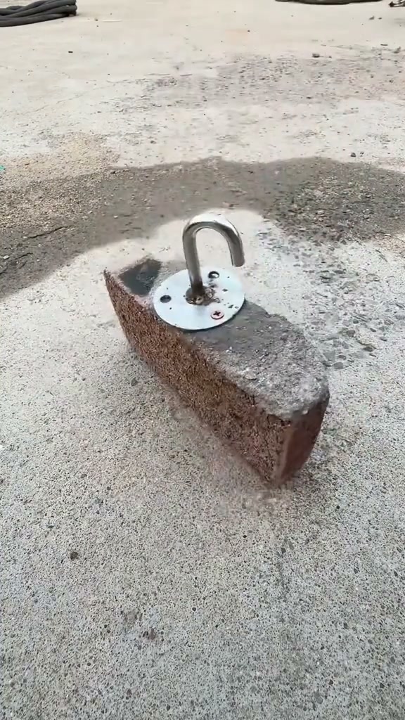 Schluss mit wackeligen Befestigungen – gezahnte Metall-Spreizdübel für schwere Haushaltsmontagen.
