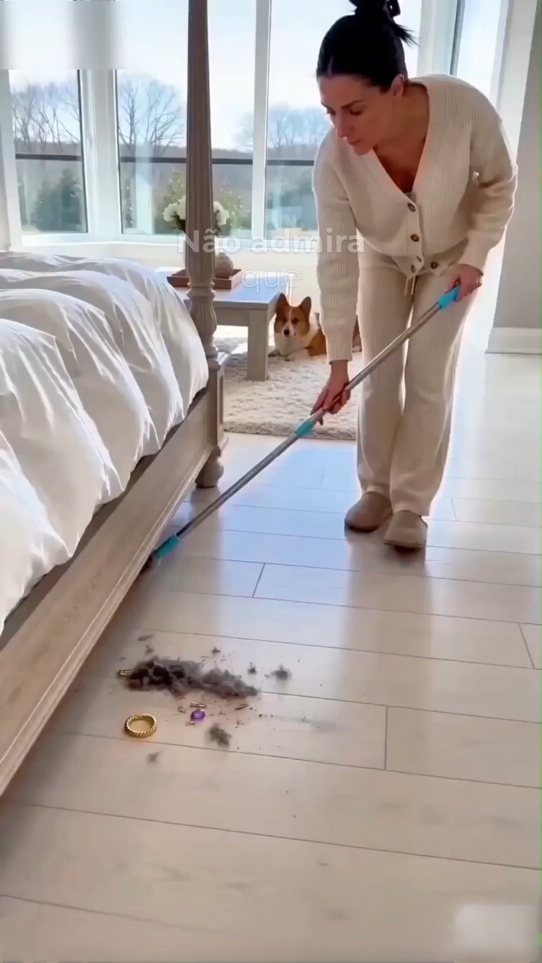 Limpa embaixo dos móveis e nas frestas