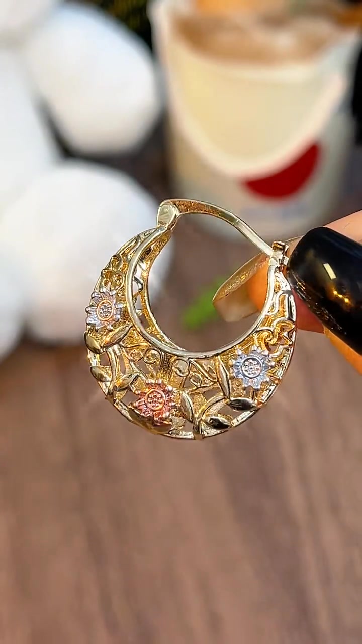 Vintage 14K Gold Flower Hoop Earrings