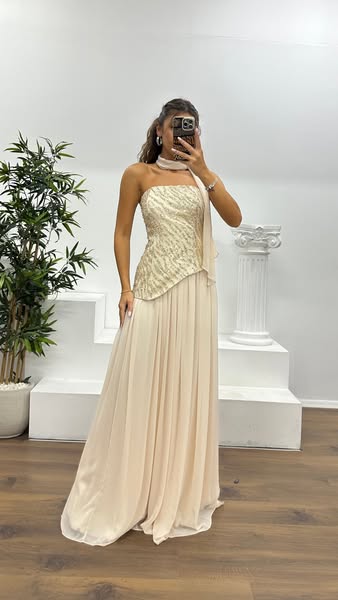 Abito da sera senza spalline beige con taglio asimmetrico €175.10