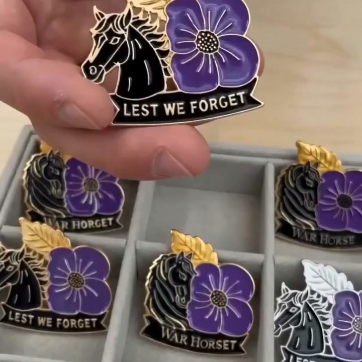 Broche ter herdenking van de 111e verjaardag met paard en paarse klaproos | Een betekenisvol herdenkingsaandenken met antiek-geïnspireerd