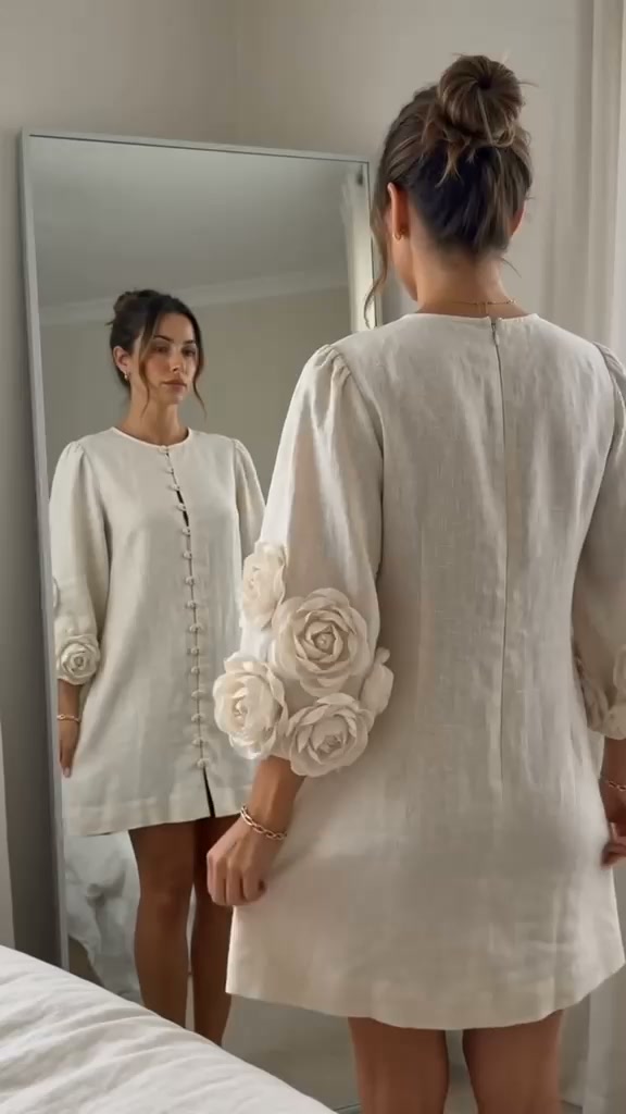 Este minivestido con detalle floral que eleva cualquier look