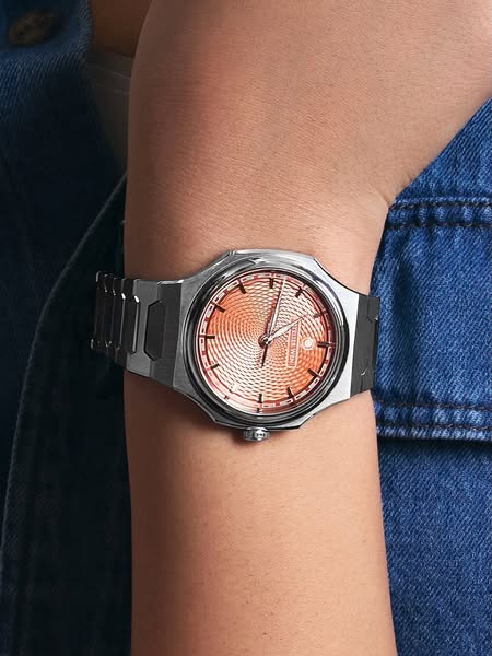 Discover the new Perception with a Guilloché dial crafted by hand.