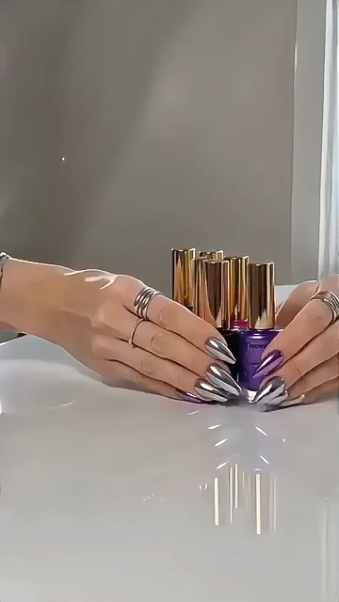 Glanzende metallic nagellak met spiegeleffect