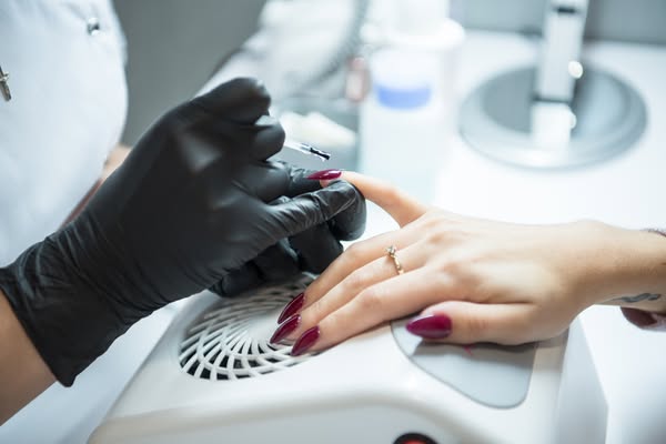 Kurs robienia manicure hybrydowy