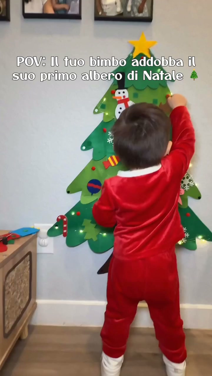 Lascia che il bambino decori l'albero di Natale!