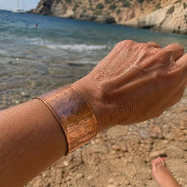 Ela usa esta pulseira de cobre há 13 anos. Qual é o segredo?