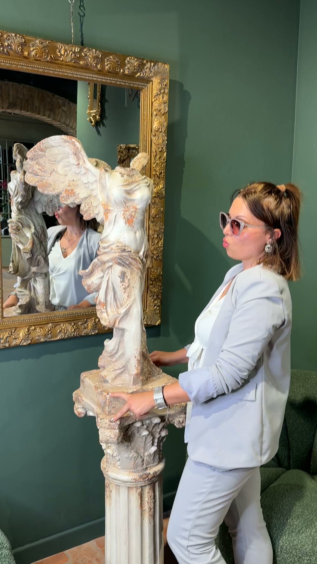 Statua Vittoria: non passa inosservata