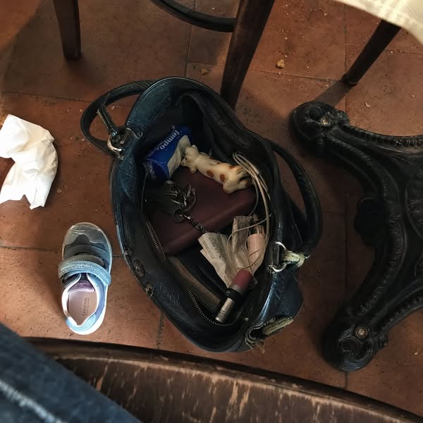 Elle a pas toussé. Elle a lâché sa fourchette.