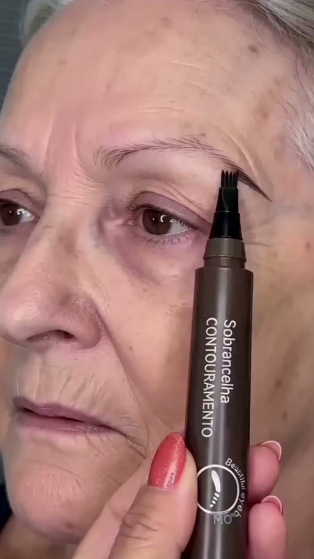 Desenha traços ultrafinos que imitam os pelos naturais
