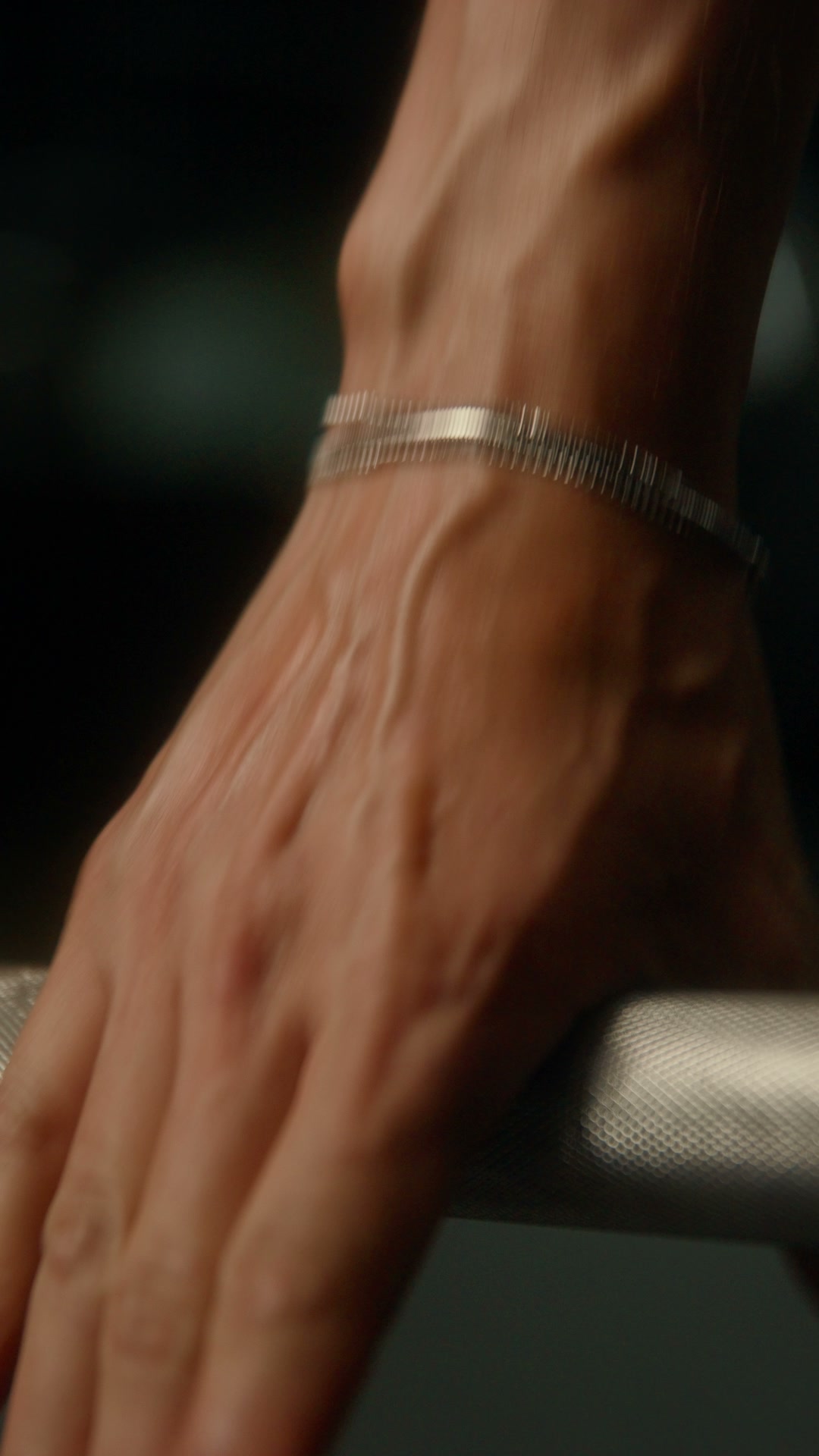 Minimal Bracelets
