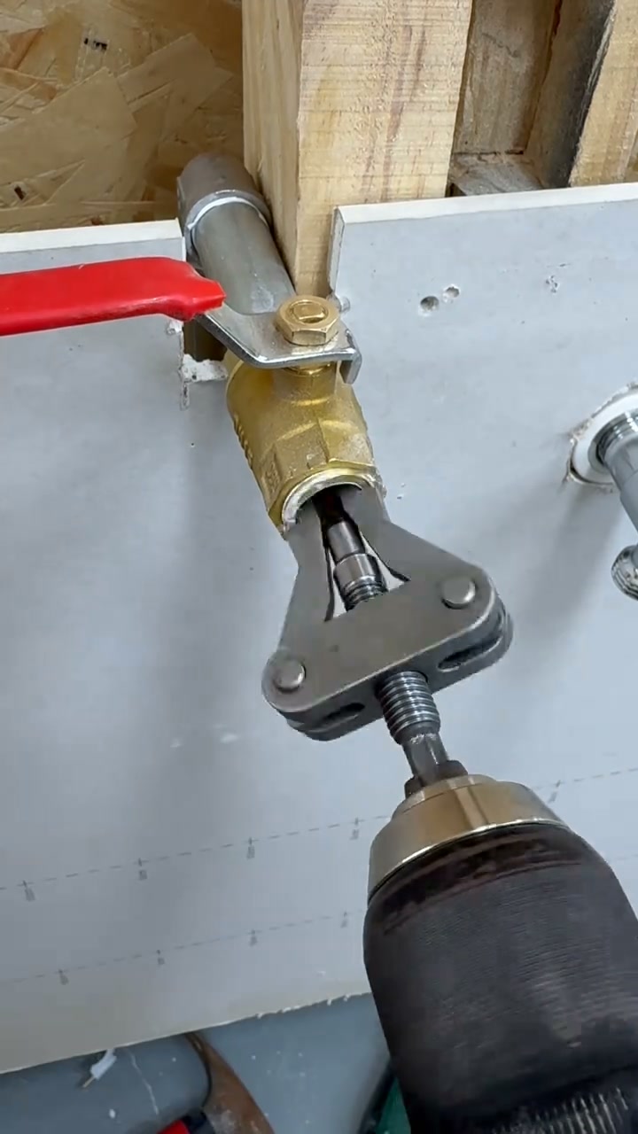 Broken Pipe? Stuck Fitting? Don't fight it with the wrong tools. 1/2" • 3/4" • 1" Strong internal grip Designed for pipe extra