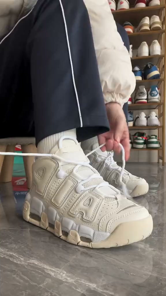 Iconic Air More Uptempo + 3 Free Socks