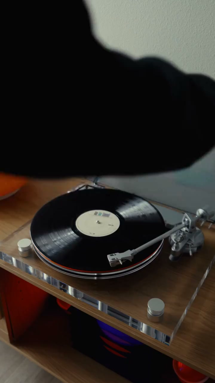 Transparent acrylic turntable — Bluetooth 5.3 + RCA, classic and modern in one