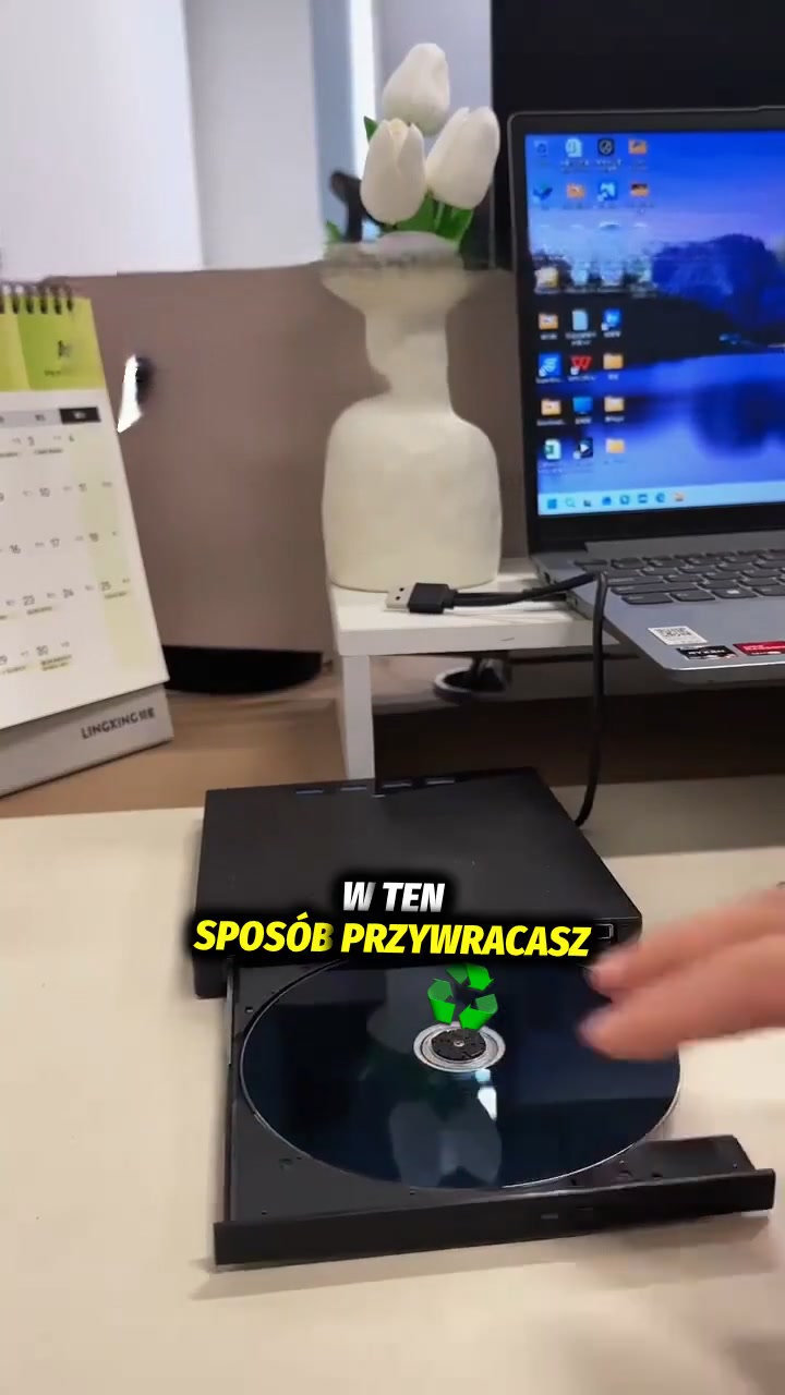Dodaj napęd DVD i dodatkowe porty bez wysiłku