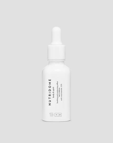 15 % Niacinamid in einem Serum. Reguliert den Talg, gleicht den Teint aus, verfeinert die Poren – ohne Irritationen. Nutridome.