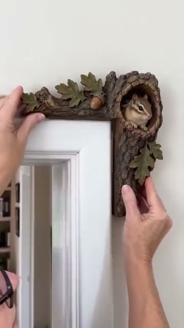 LAST DAY 50% OFF 3D Chipmunk Tree Hollow Door Topper | Woodland Animal Doorway Decor For Cozy Nature Homes