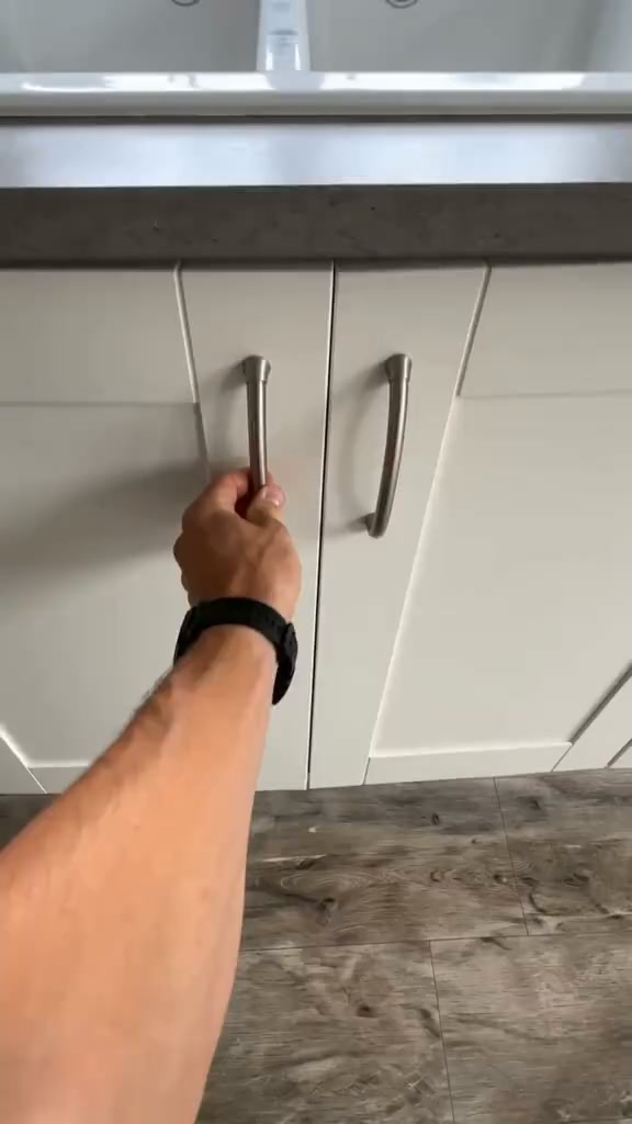 Anúncio de Intonsriot