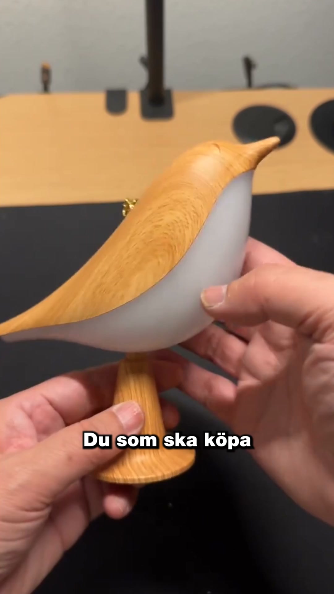 Ett tryck på huvudet. Sen lyser den.