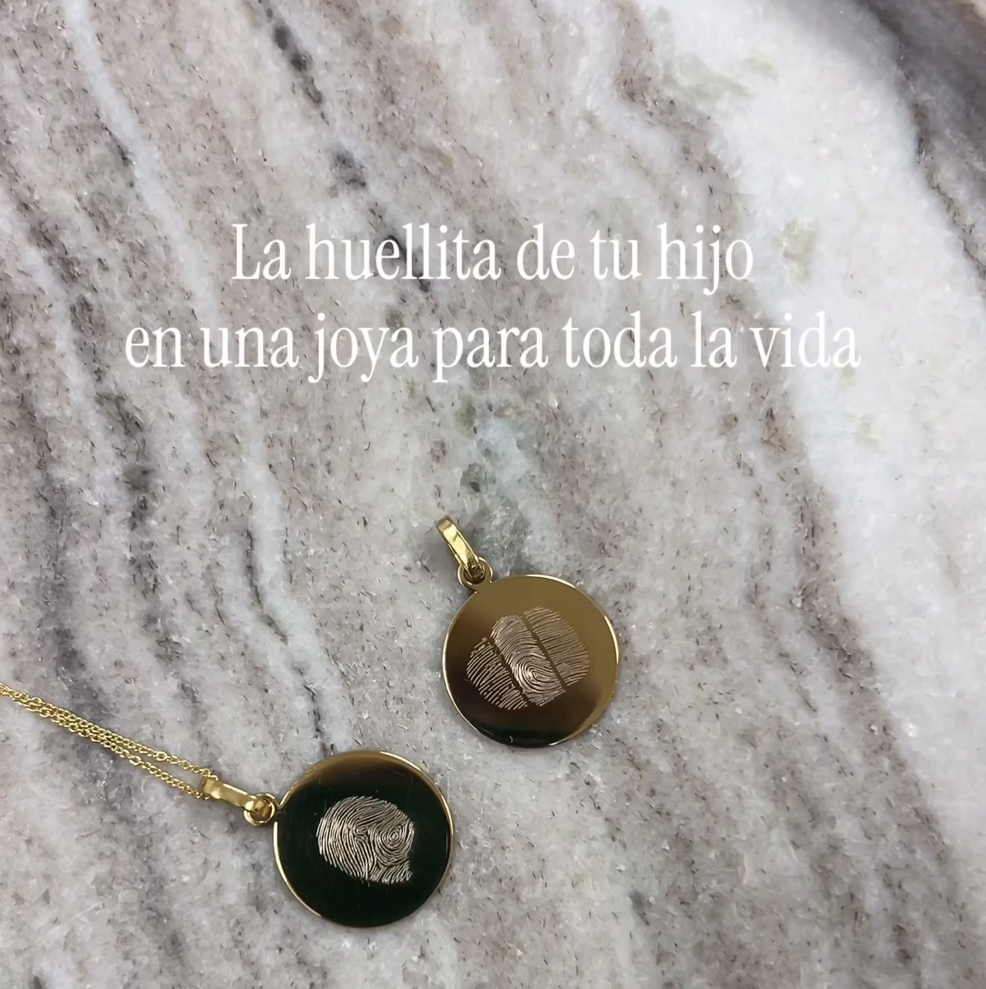 Su huellita real, grabada en una joya