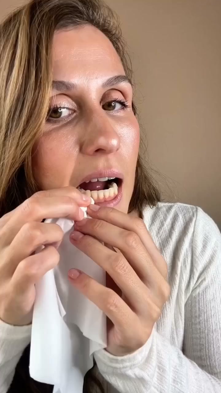 Su cara lo dice todo. Y sus dientes también.