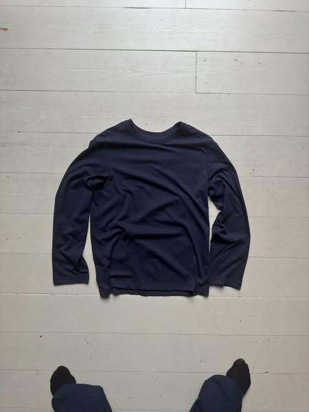 Langærmet t-shirt i mørkeblå. Kh Boom