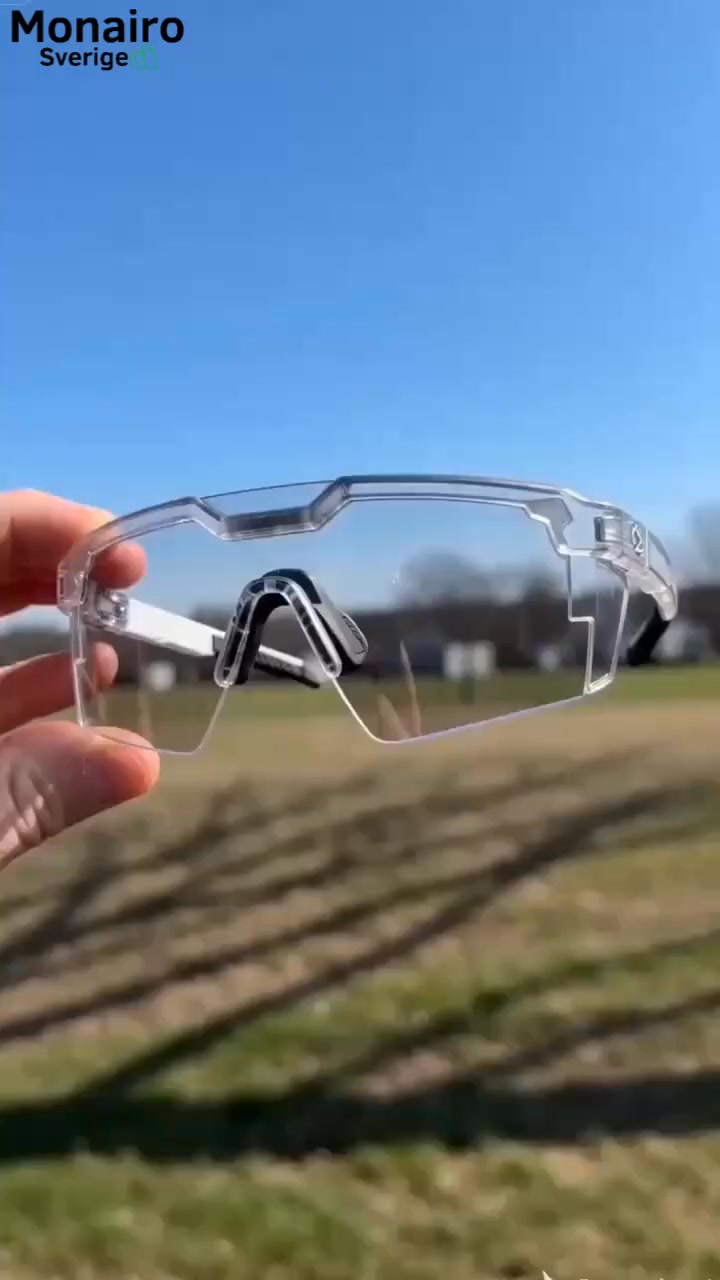 Mörknar automatiskt i solen