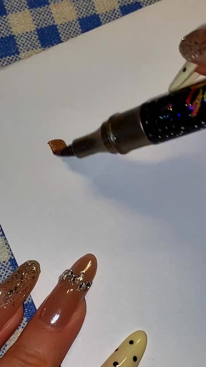 24 glittermarkers met dubbele punt