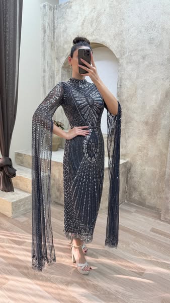 Schwarzes Abendkleid mit Ärmeldetails und speziellem Stickereidesign €311.17