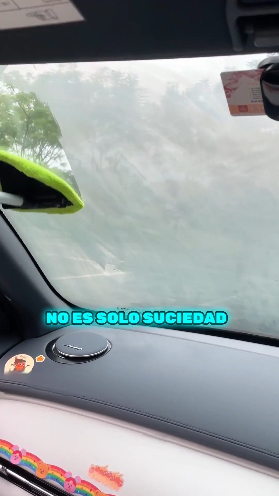 Limpia los cristales del coche más fácilmente