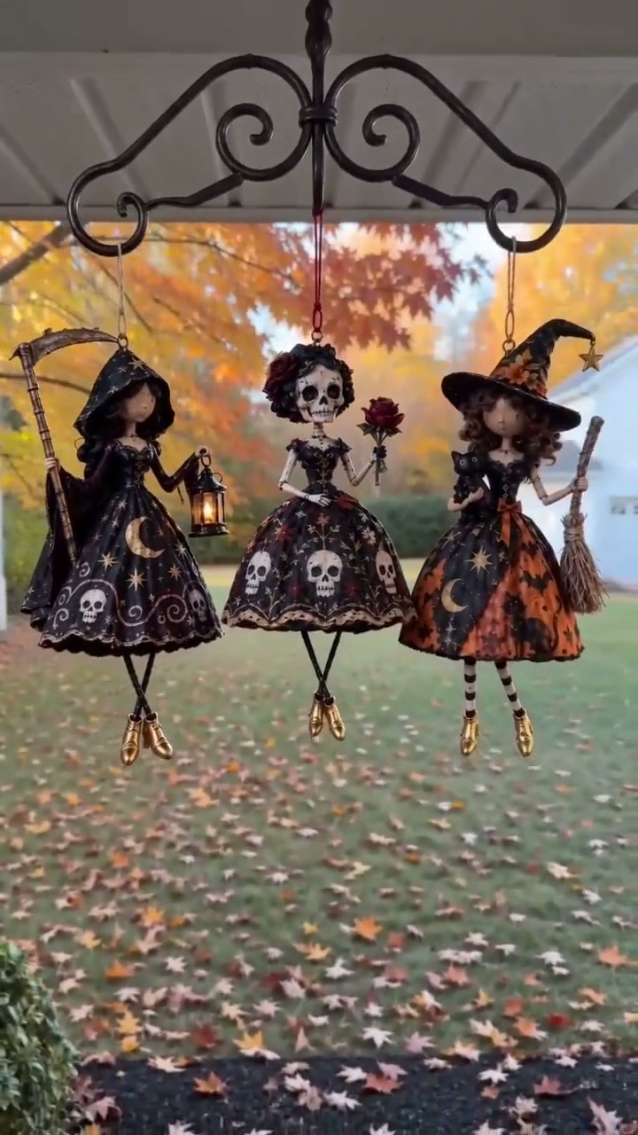 Gothic Halloween-Ladies – drei hängende Figuren voller Details