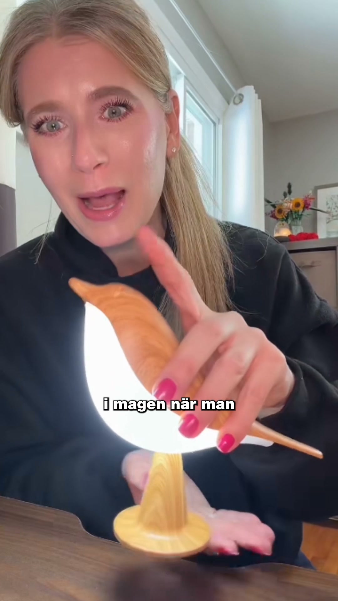 Ett tryck på huvudet. Sen lyser den.