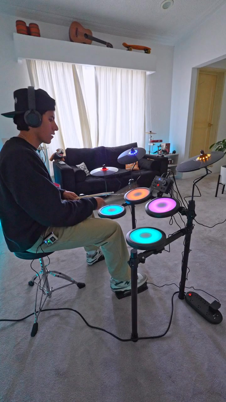 La DED-70L no es solo una batería electrónica; es una experiencia inmersiva diseñada específicamente para niños y nuevos músicos.