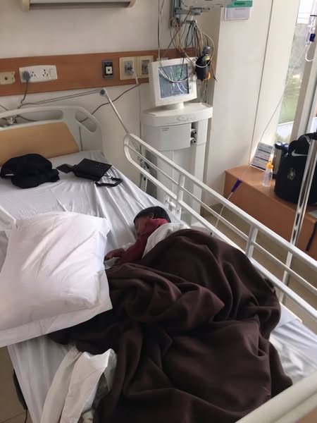 Hele nachten, in zijn bed.