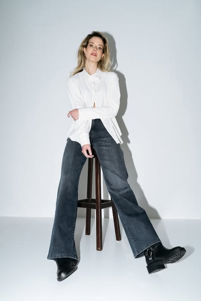 Cooper Jeans Blue/Black met witte blouse Fayette