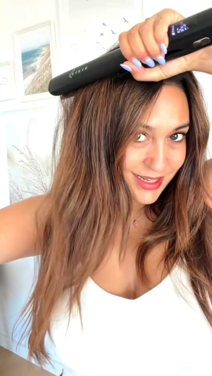 Consigue un cabello más pulido, brillante y sin frizz con tecnología profesional desde casa.