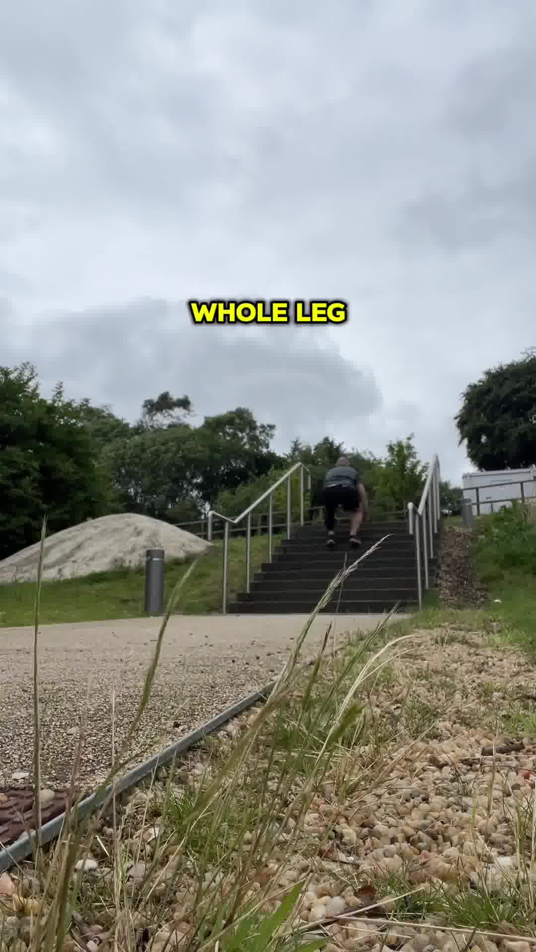 Relieves and protects knees