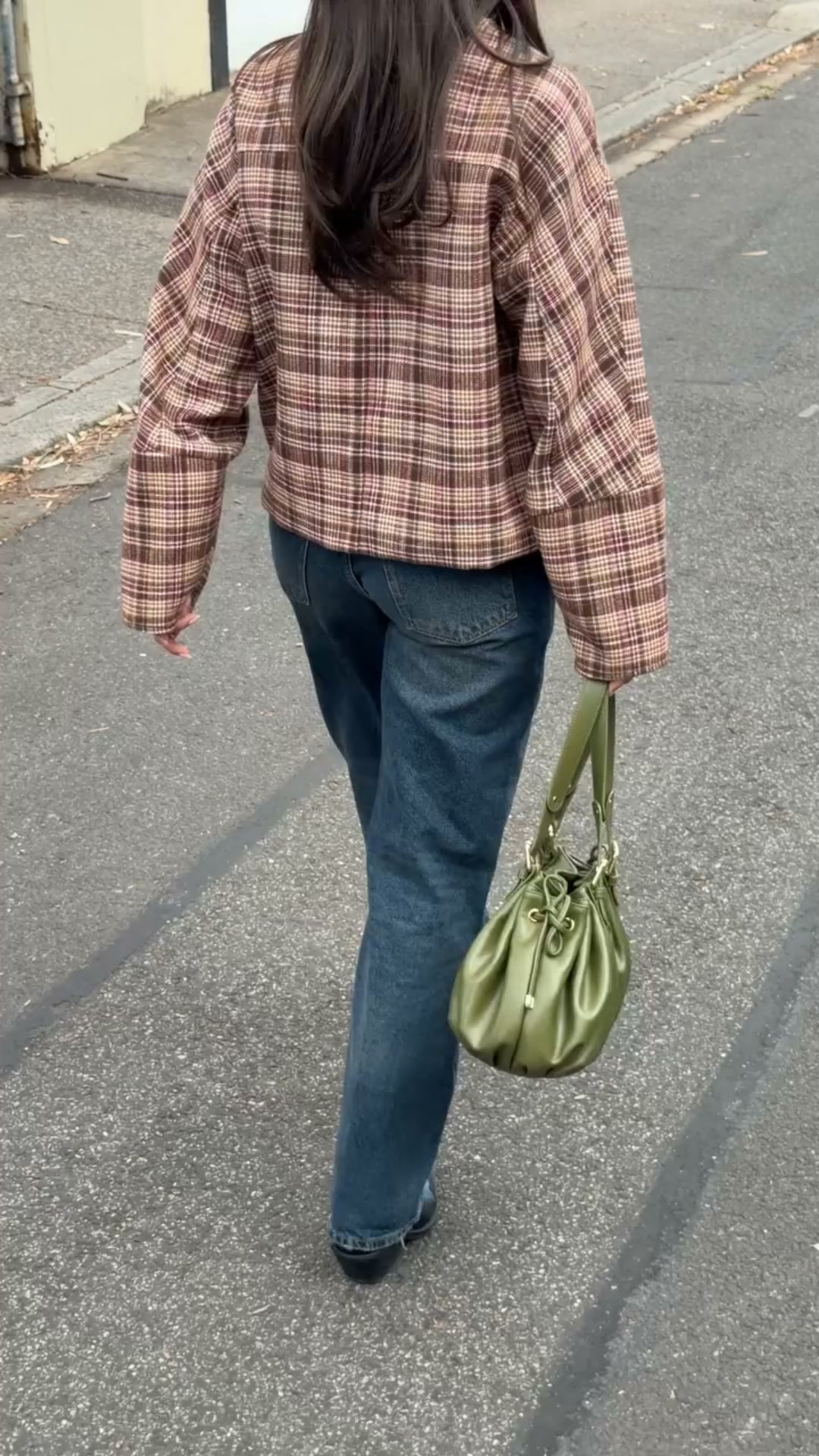Die karierte Jacke, die modernen Stil und lässigen Layering-Komfort vereint.