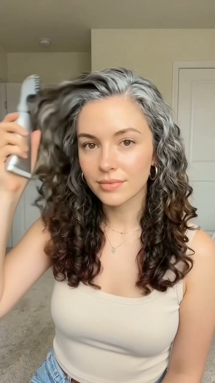 Gray hair hack! Just comb your hair to color it at home