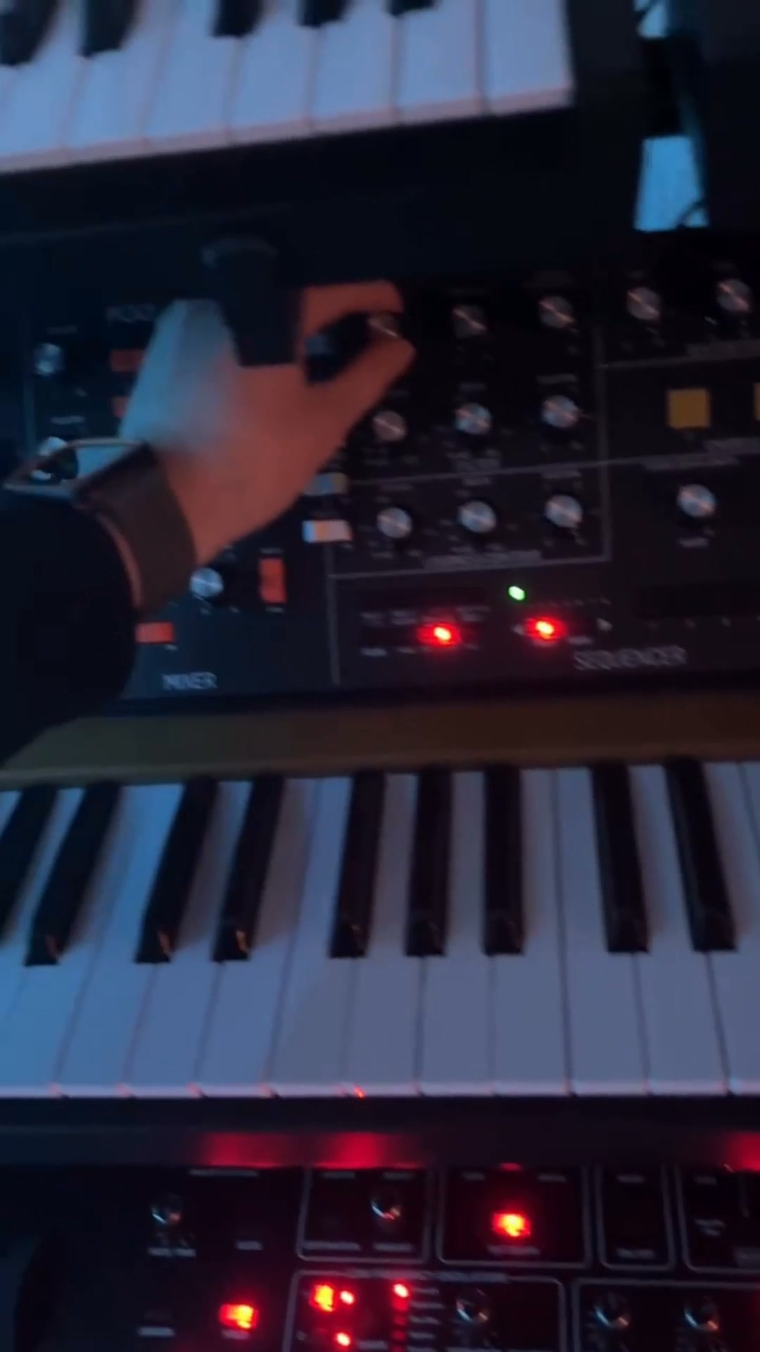 Polyphonic Analog Synthesizer – 4 VCOs, 37 Keys, Built‑In Chorus & Distortion, 32‑Step Sequencer