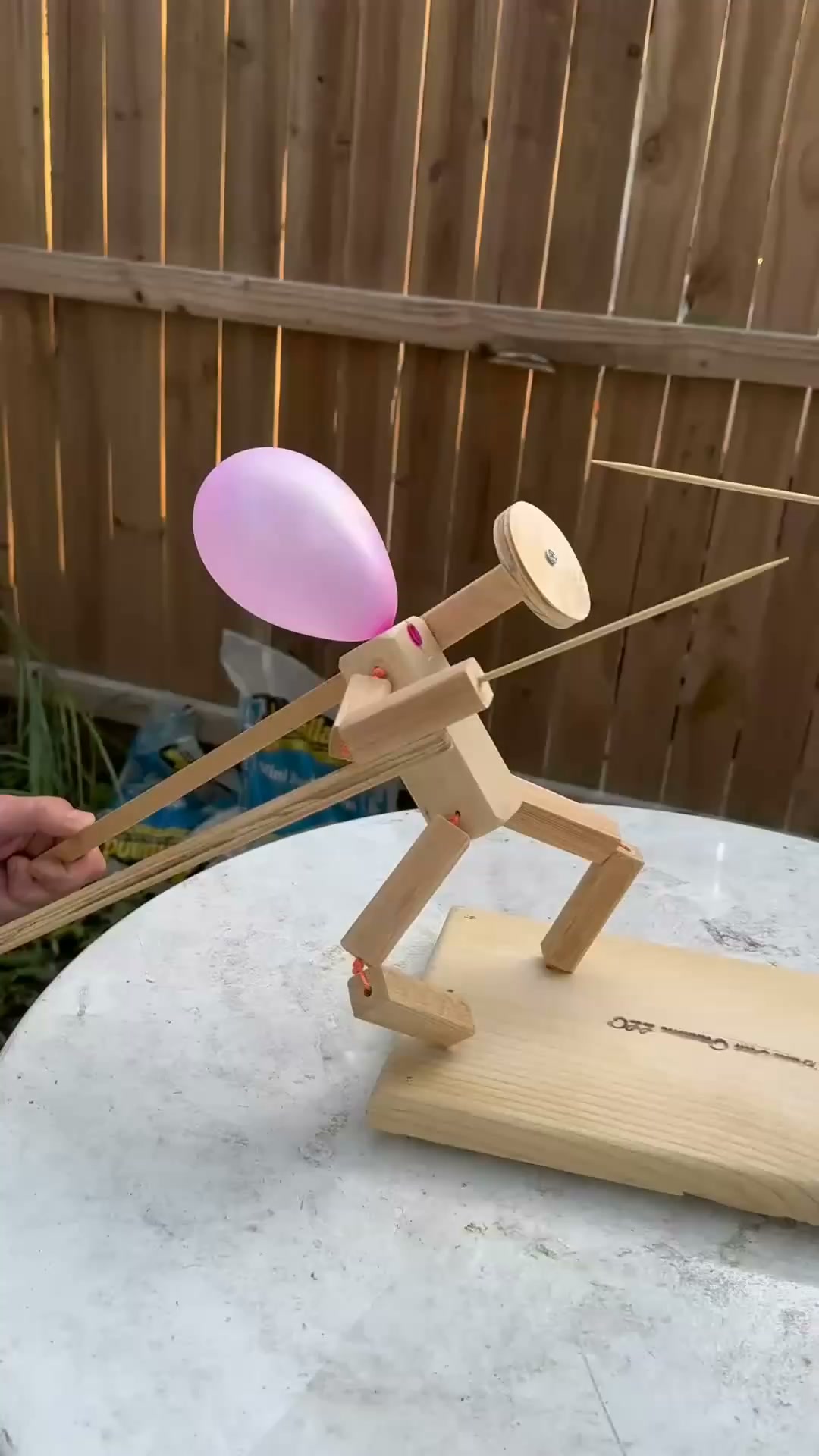Twee spelers. Eén ballon te veel.