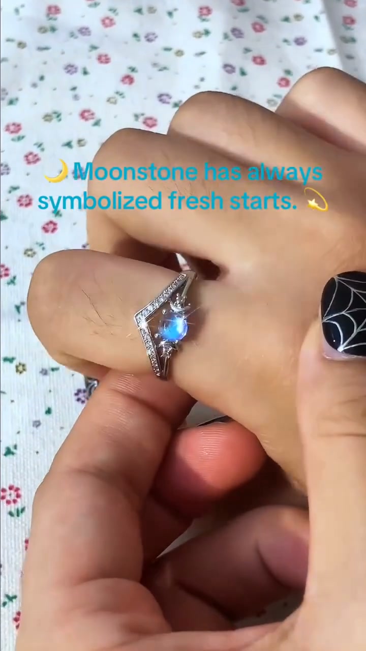 Vintage Gothic Crescent Ring – Mystical Elegance for Every Day